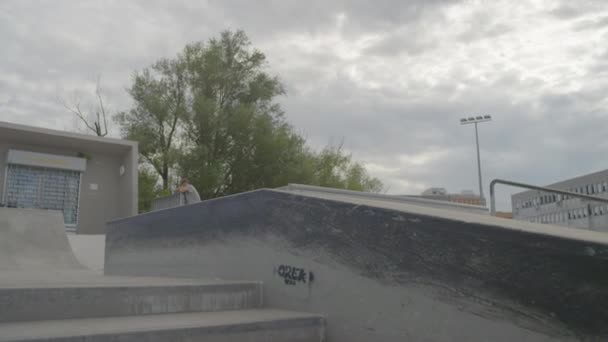 Skateboarder hace un manual en una caja — Vídeo de stock