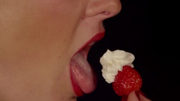 Žena jíst jahody se smetanou — Stock video