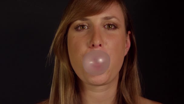 Femme soufflant des bulles — Video