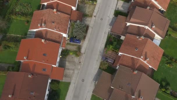 Carro dirigindo lentamente na rua suburbana — Vídeo de Stock