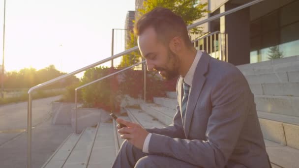 Empresario navegando por Internet — Vídeos de Stock