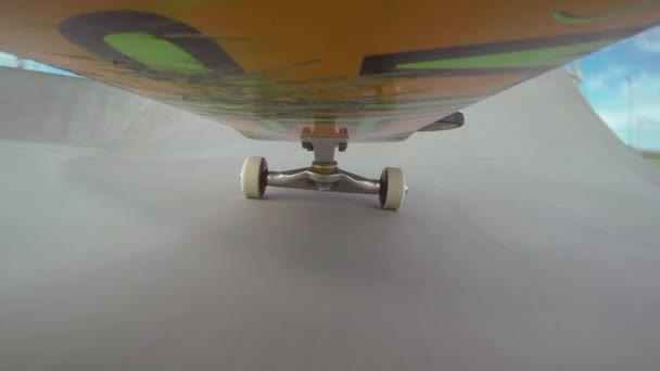 Skateboarding en un skatepark — Vídeo de stock