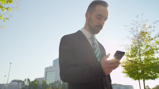 Κουβεντιάζοντας στο smartphone επιχειρηματίας — Αρχείο Βίντεο