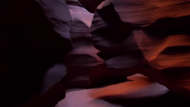 步行穿过羚羊峡谷 — 图库视频影像
