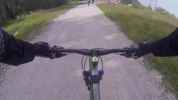 Biker fährt auf einer Spur — Stockvideo