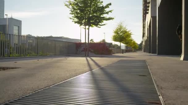 Geschäftsmann skateboardet zur Arbeit — Stockvideo