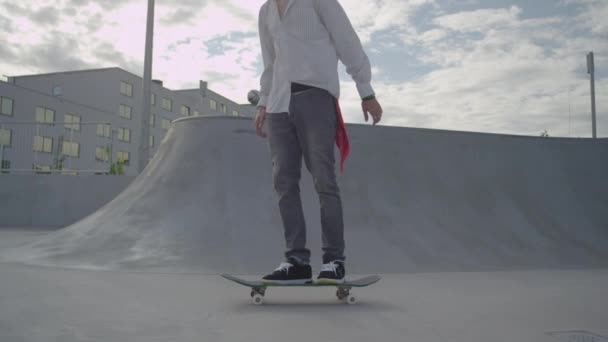 Skateboarder cruisen im Skatepark — Stockvideo