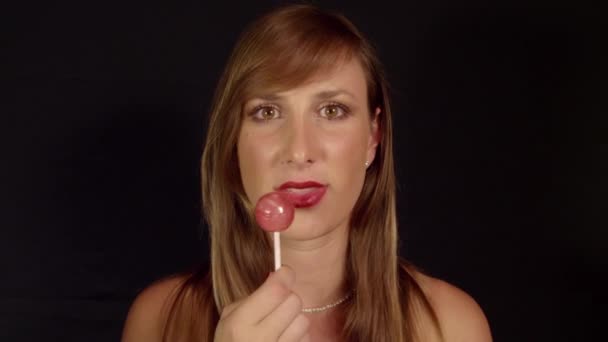 Kvinna slicka lollipop — Stockvideo