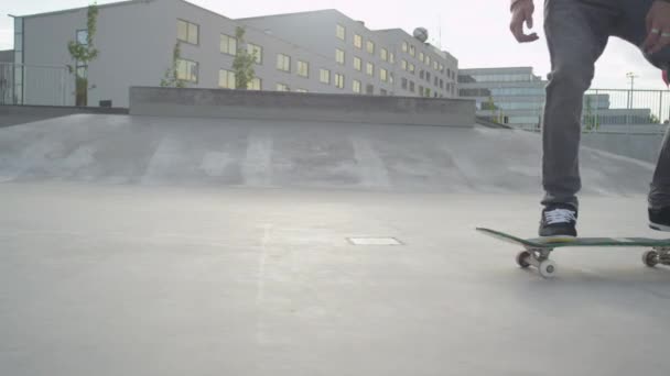 Скейтбордист катається на пандусі — стокове відео