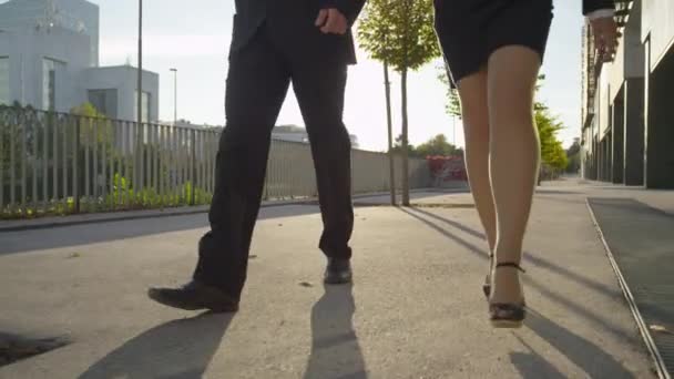 Бізнесмен і бізнес-леді залишають роботу — стокове відео