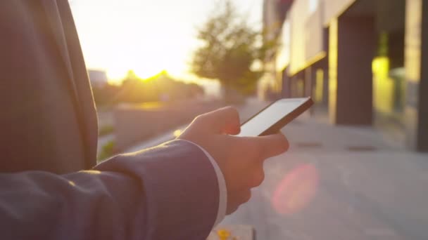 Trabalhando no smartphone — Vídeo de Stock