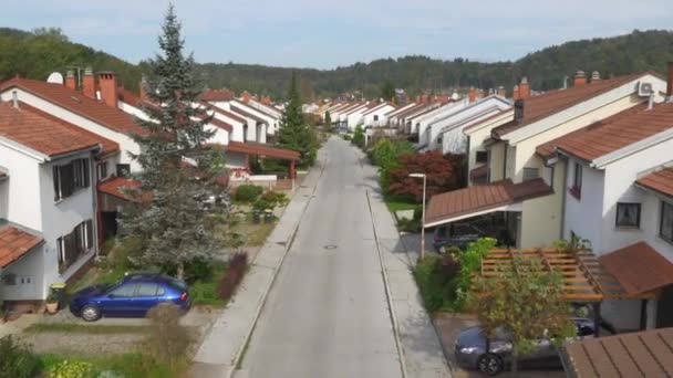 Row houses in suburban neighborhood — Stock Video