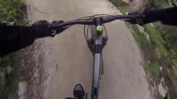 Motociclista equitação downhill — Vídeo de Stock