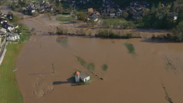 Rivier overstroomde het land — Stockvideo