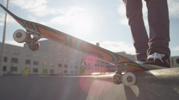 Skateboarder inizia a navigare lungo la rampa — Video Stock