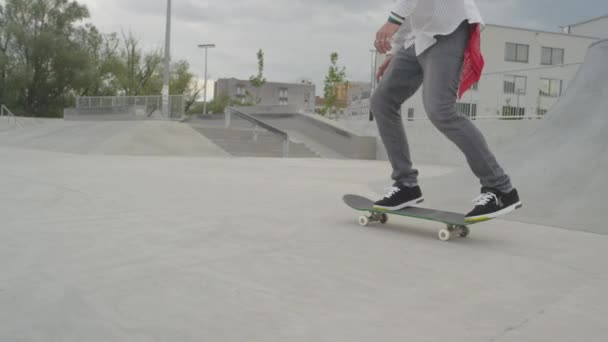 Skateboarder skating — Stock Video