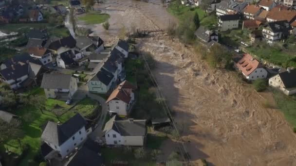 Річка затоплює передмістя — стокове відео