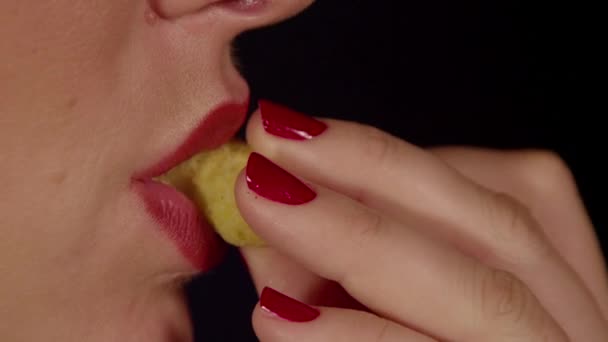 Vrouw taquitos chips eten — Stockvideo