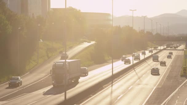 Snelweg verkeer bij zonsondergang — Stockvideo