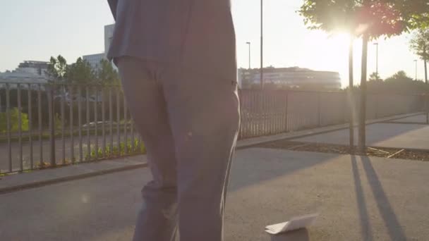 Businessman picks up papers — Stock Video