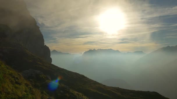 Гірська скеля на заході сонця — стокове відео