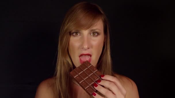 Mulher comendo chocolate escuro — Vídeo de Stock