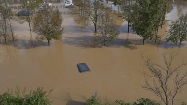 Bilar instängd i översvämmade parkering — Stockvideo