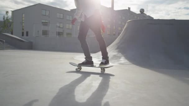 Skateboarder salta sobre su patín — Vídeos de Stock