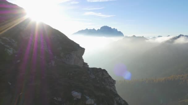 Sonne scheint über den Bergrücken — Stockvideo