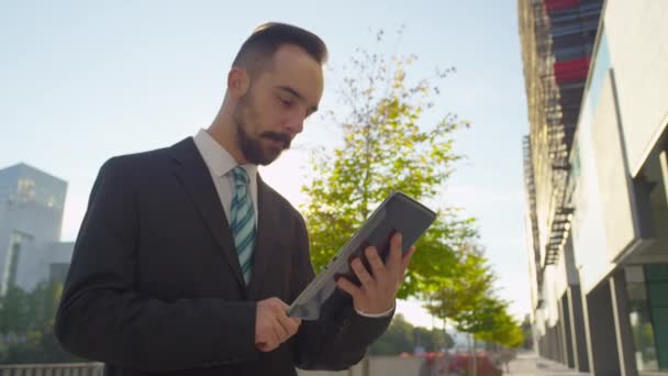 Biznesmen czatować na cyfrowy tablicowy — Wideo stockowe