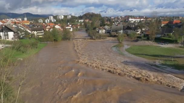 Rivière inondant la ville — Video