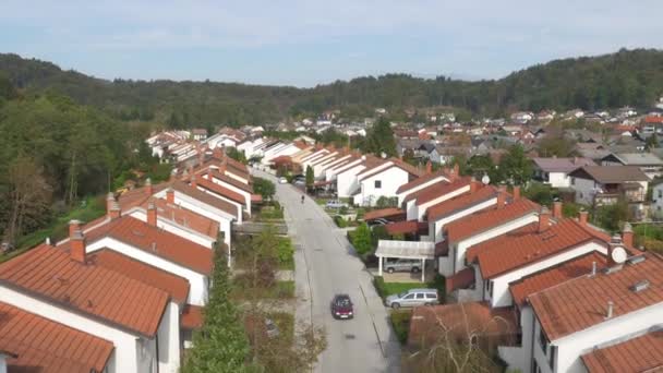 Bil och kör lugnt förorts street — Stockvideo