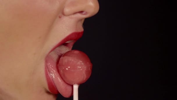 女性舐めているロリポップ — ストック動画