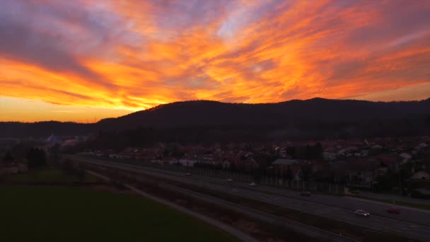 Az elővárosi város feletti naplemente — Stock videók