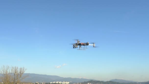 Drone met het Gopro vliegen — Stockvideo