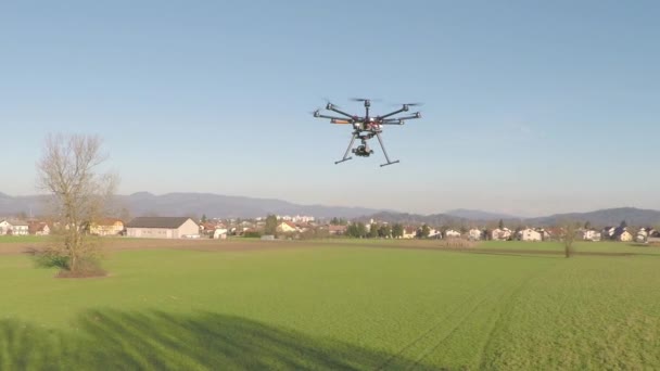 Drone professionale che vola alto — Video Stock