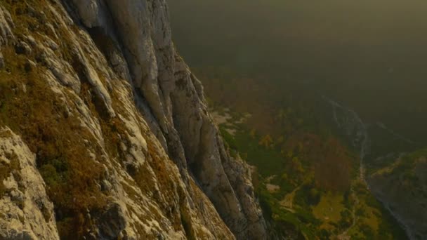 Muro de roca sobre valle de montaña — Vídeo de stock