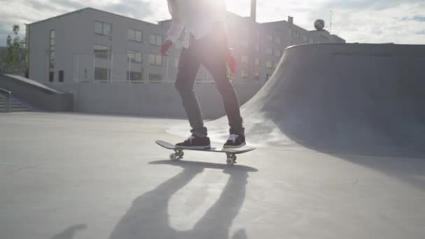 Skateboarder montar y saltar — Vídeo de stock