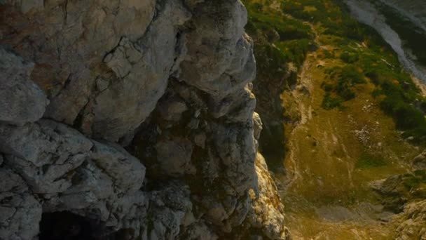 Скалистая стена в горах — стоковое видео