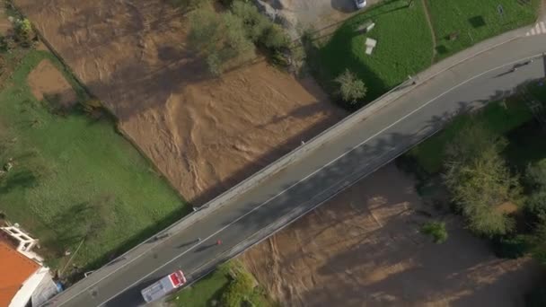 Rio lamacento e forte — Vídeo de Stock