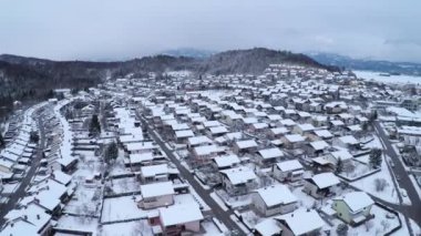 banliyö evleri üzerinde uçuş