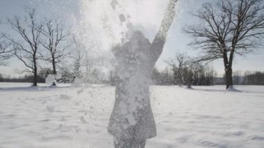 Kadın kar havaya atar