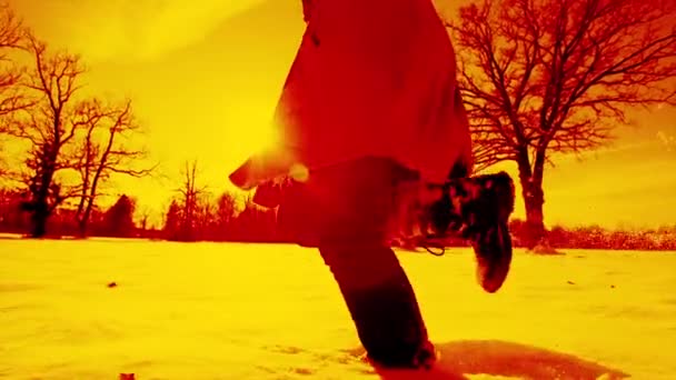 Correre nella neve al tramonto — Video Stock