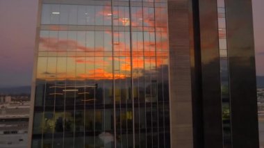 Uçan iş gökdelen günbatımı, çevresinde