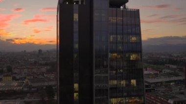 Yeni cam ofis binası, aşağı