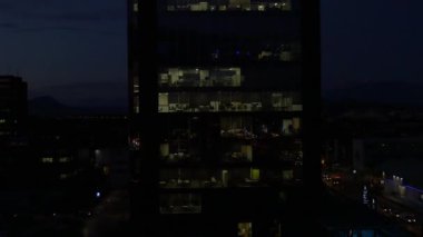 İşadamları cam ofis binası içinde çalışma