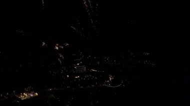 Uçan büyük altın havai fişek içinde