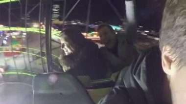 Roller coaster binmek gençler