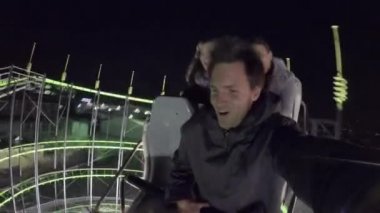 Bir roller coaster ride üzerinde arkadaşlar