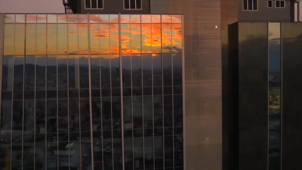 Sunrise reflektion i stor kontorsbyggnad — Stockvideo